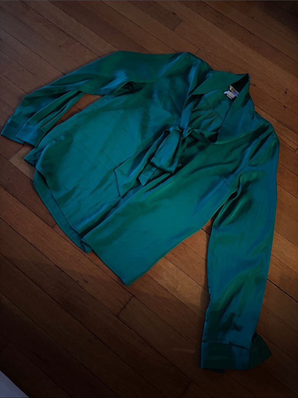 Elegante Silk Tie-Neck Blouse - Green